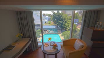 Chambre Deluxe, 1 trÚs grand lit, vue piscine (Twin Bed) | Coin séjour