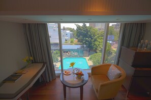 Chambre Deluxe, 1 très grand lit, vue piscine (Twin Bed) | Coin séjour | Télévision LCD de 49 pouces avec chaînes par câble, télévision