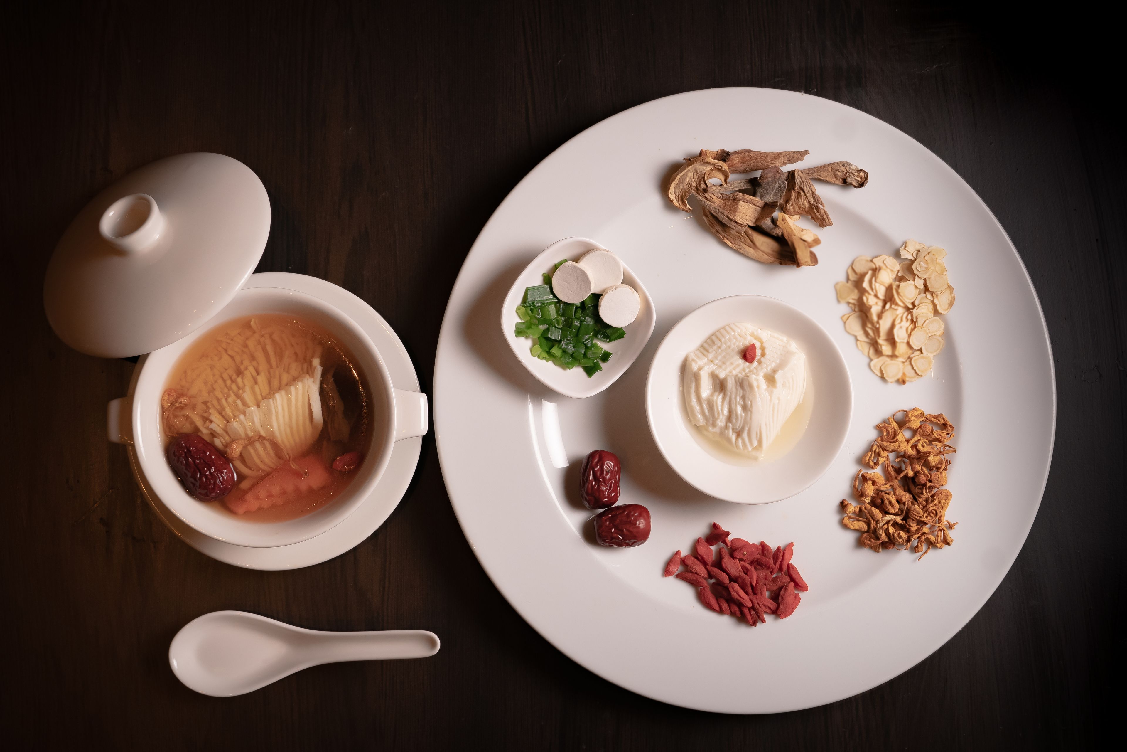 3 restaurants, breakfast served