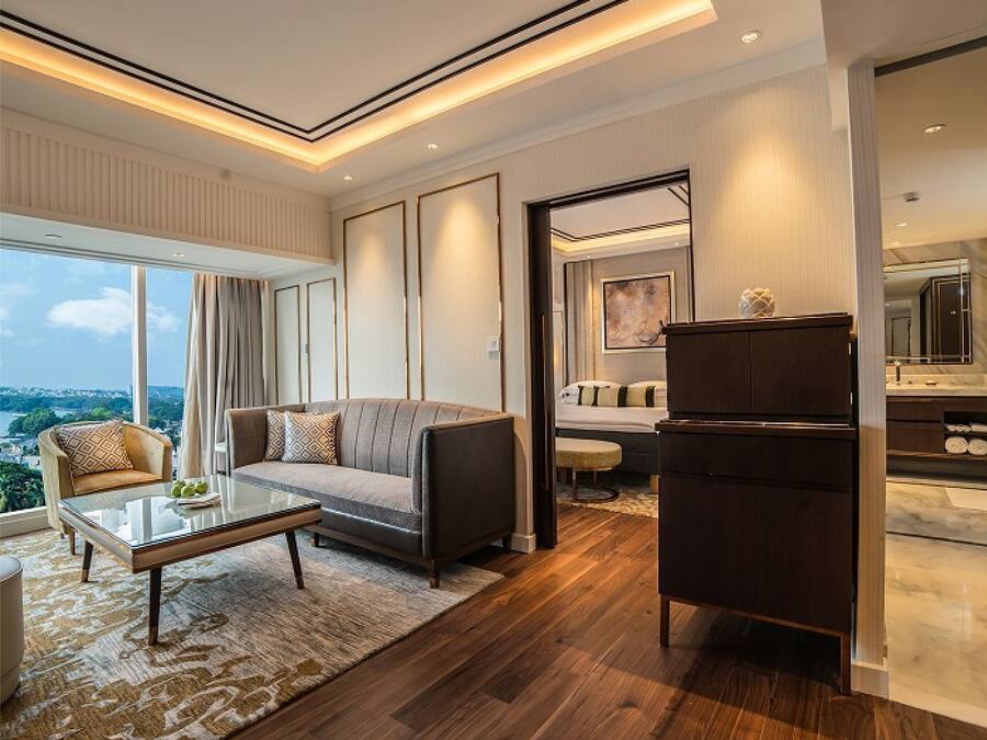 Un salon moderne avec un canapé, une table basse et une vue sur la ville.
