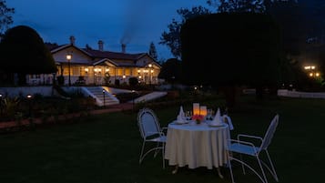 Se sirven desayunos, comidas y cenas con vista al jardín