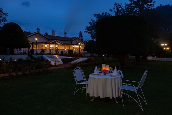 Breakfast, lunch, dinner served; garden views 