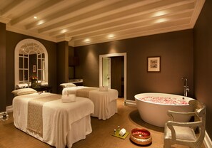 Couples treatment rooms, body treatments, aromatherapy, body scrubs