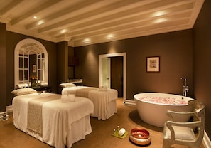 Couples treatment rooms, body treatments, aromatherapy, body scrubs
