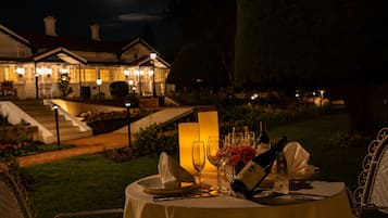 Se sirven desayunos, comidas y cenas con vista al jardín