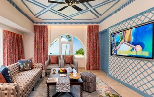 Suite de lujo, vistas al mar | Zona de estar | Televisión LCD de 32 pulgadas con canales por cable, una Smart TV