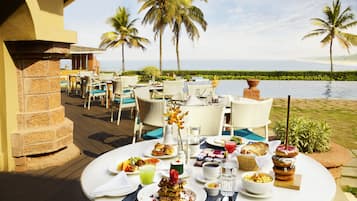 5 restaurants; breakfast, lunch and dinner served