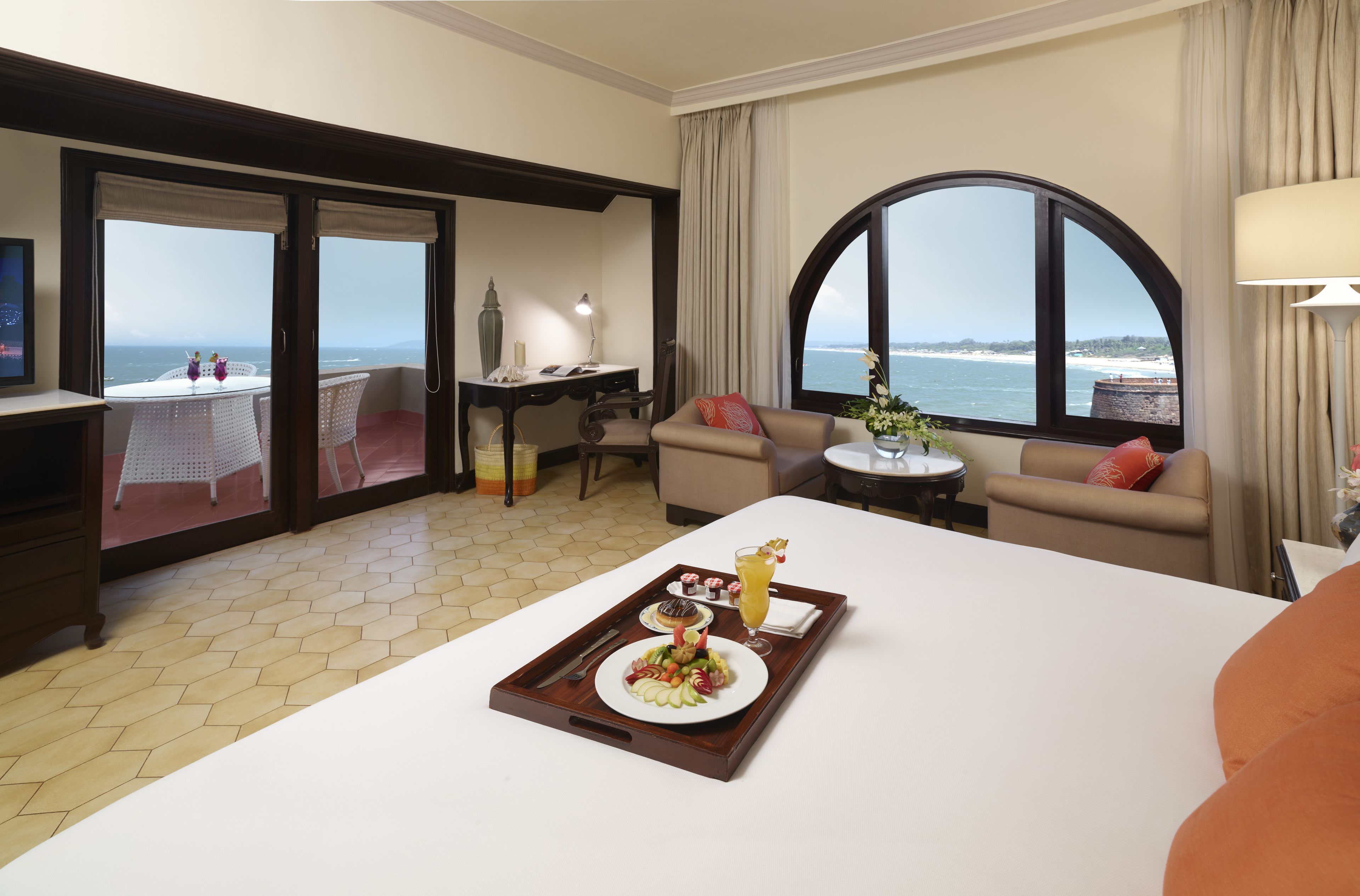 Premium Room, 1 King Bed, Sea View | Premium bedding, memory-foam beds, minibar, in-room safe