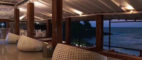 Bar au bord de la piscine
