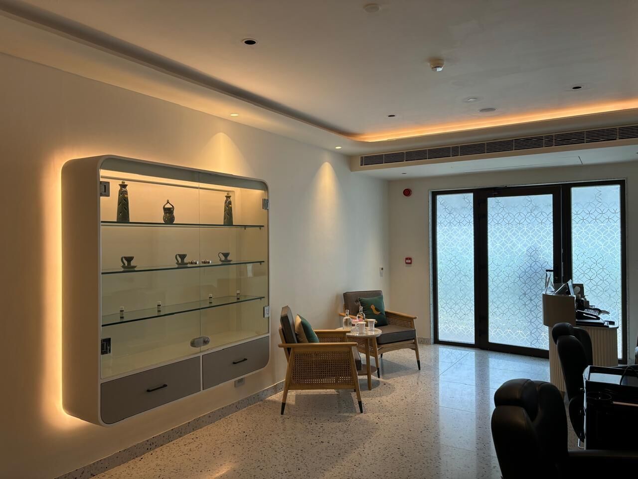 steam room, 2 treatment rooms, manicures and pedicures