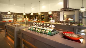 Se ofrece un desayuno bufé todos los días (por un coste adicional)