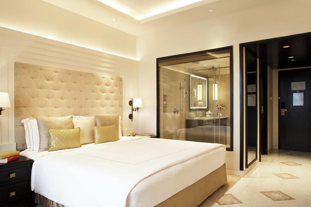 deluxe room, 1 double bed, city view | hypo-allergenic bedding, minibar, in-room safe, desk