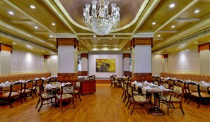 2 restaurants servant le petit déjeuner, spécialités Cuisine indienne