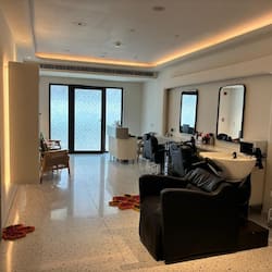 Steam room, 2 treatment rooms, manicures and pedicures