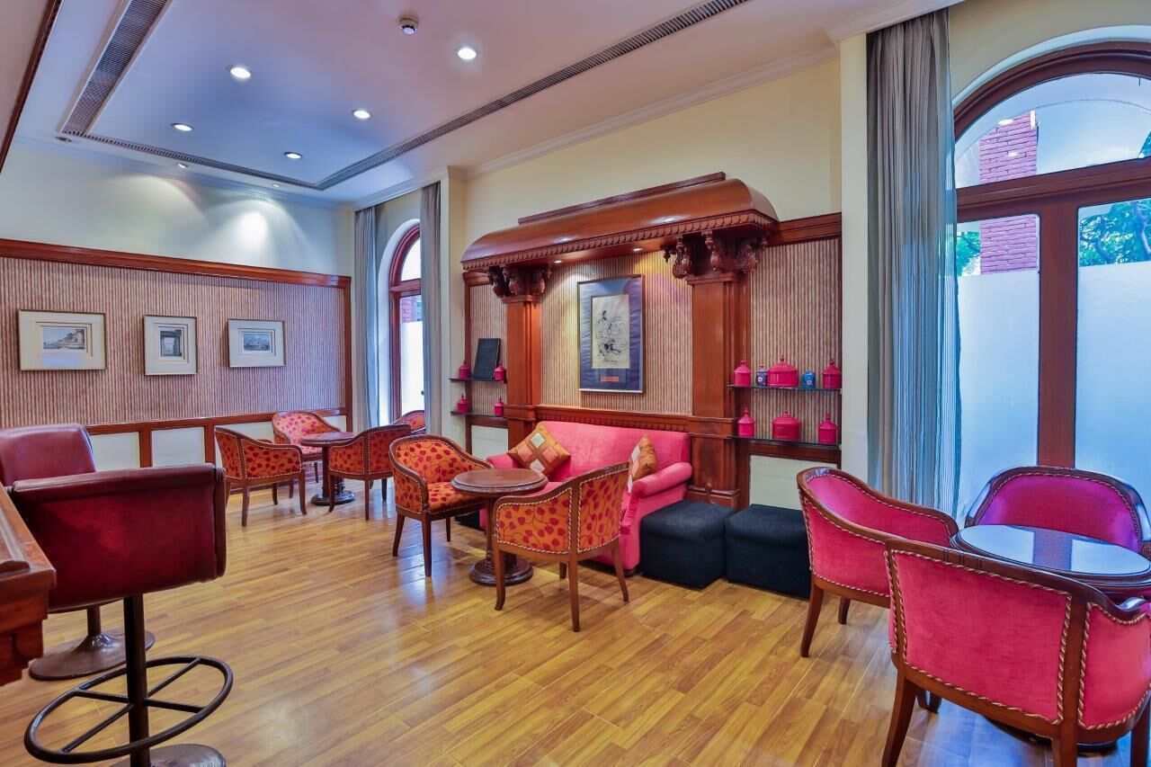 serves lunch and dinner