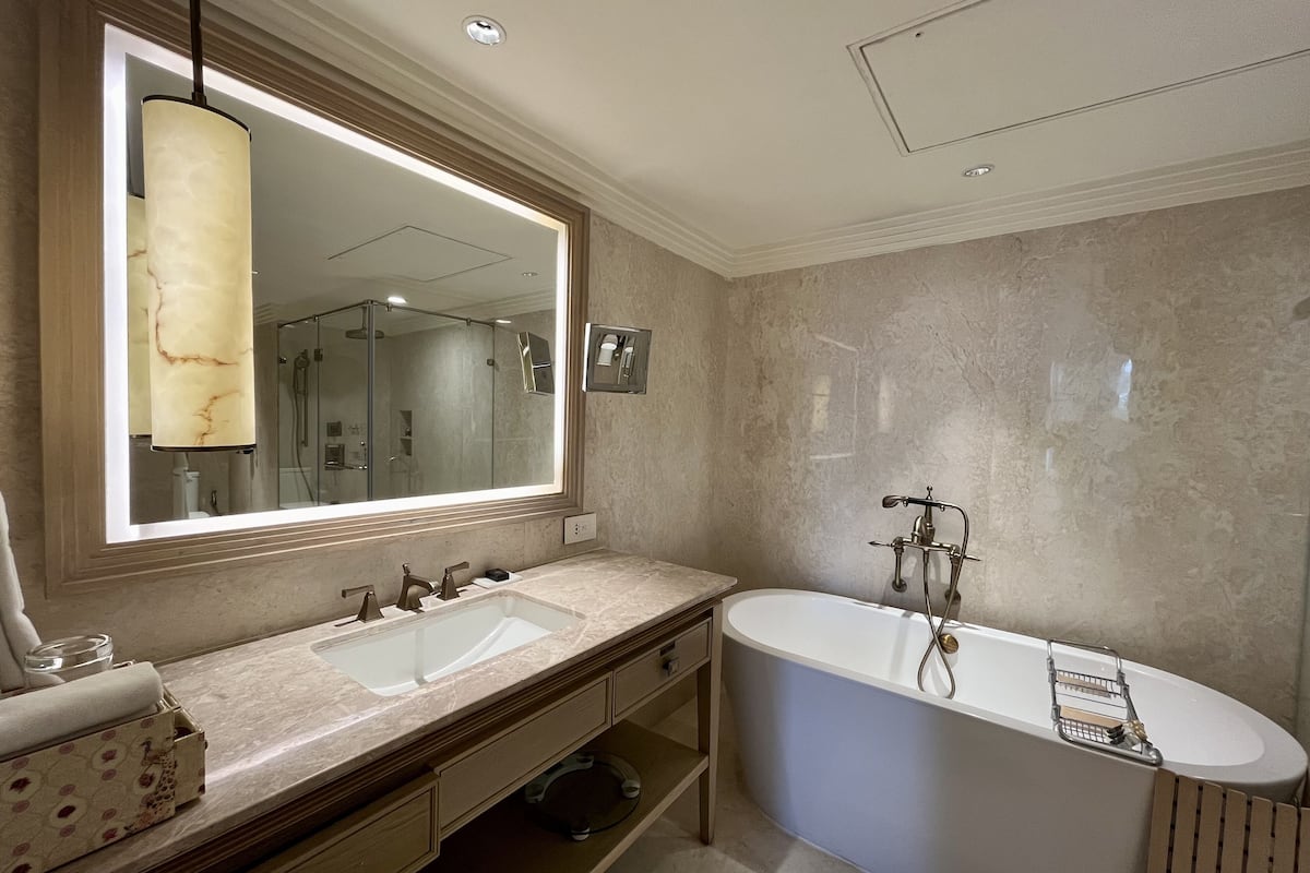 executive suite, 1 bedroom | bathroom | designer toiletries, hair dryer, bathrobes, slippers