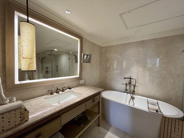 Phòng Suite Executive, 1 phòng ngủ | Phòng tắm | Đồ dùng nhà tắm được thiết kế riêng, máy sấy tóc, áo choàng tắm