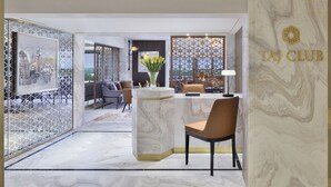 A modern hotel lobby with a reception desk, seating area, and a view of the outdoors. - Taj Mahal, New Delhi (New Delhi)