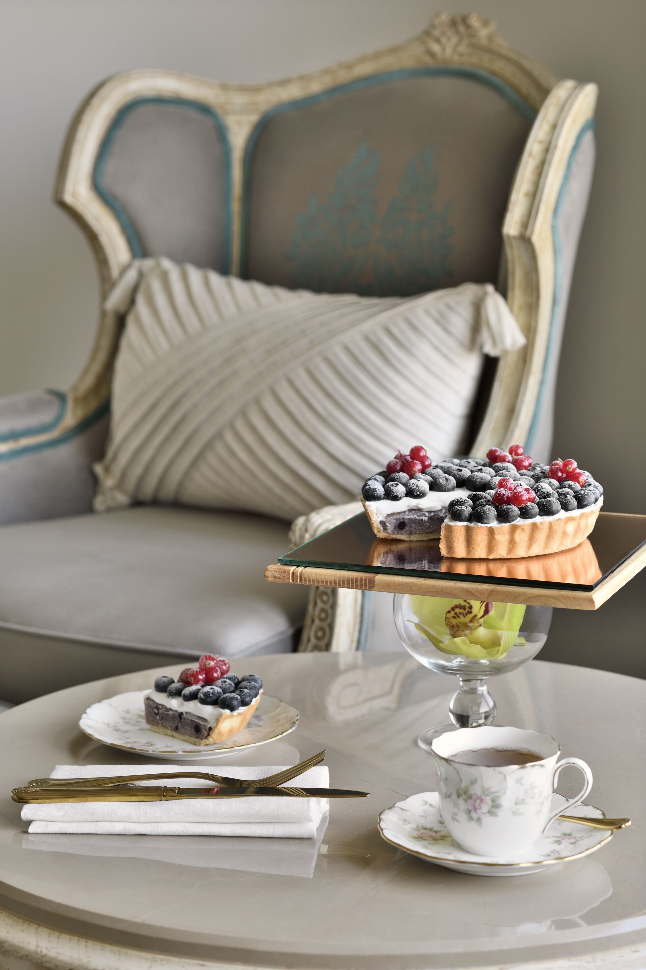 Signature Suite (Versailles) | Premium bedding, minibar, in-room safe, desk
