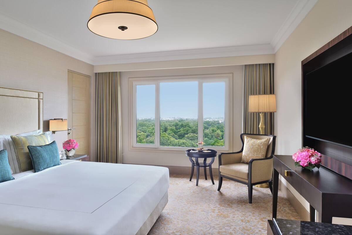 奢华套房 (LUXURY RESIDENCE - ONE BEDROOM SUITE) | 高档床上用品、迷你吧、客房内保险箱、办公桌