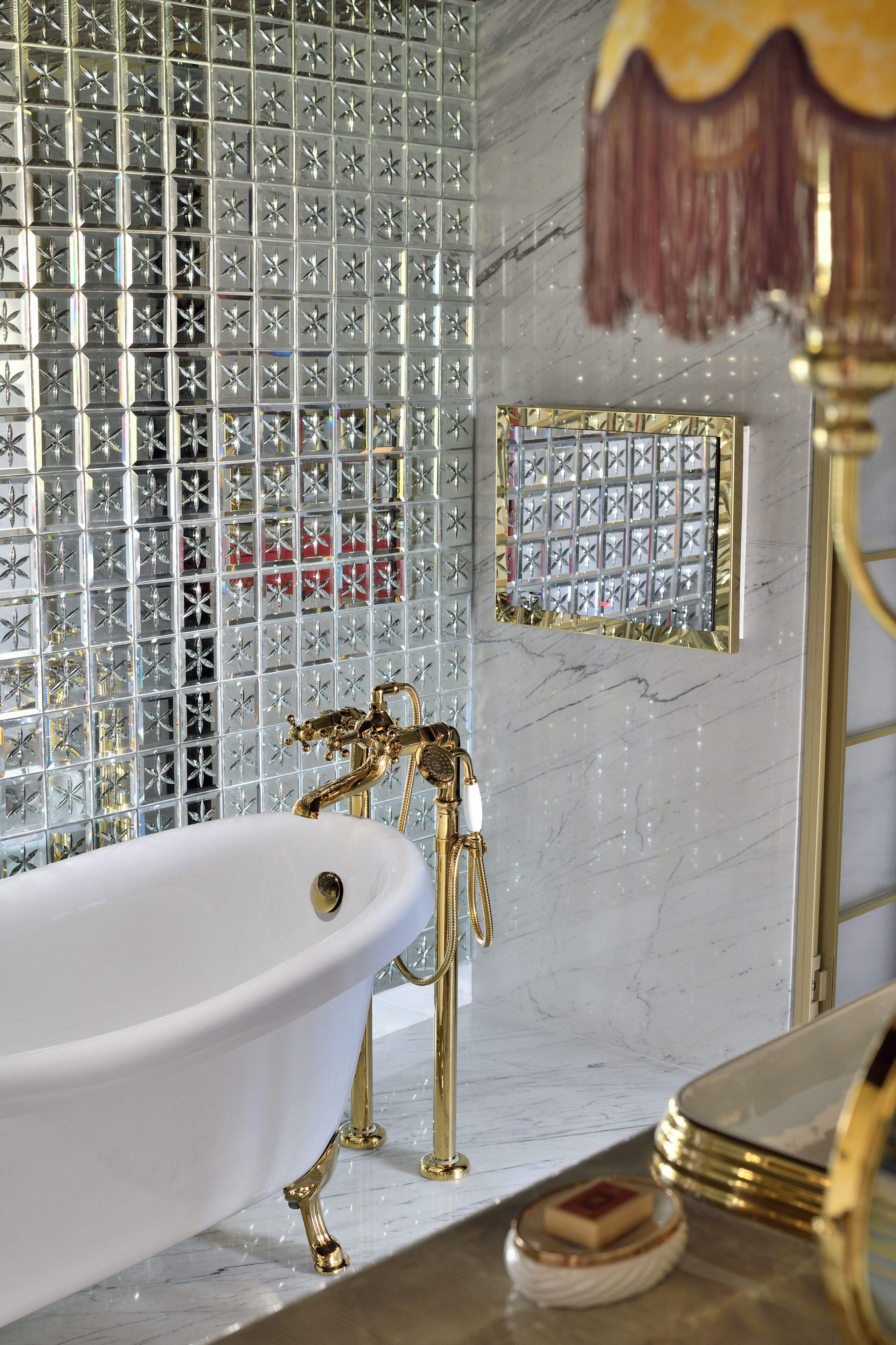 signature suite (maharaja) | bathroom | combined shower/bathtub, deep-soaking bathtub, free toiletries