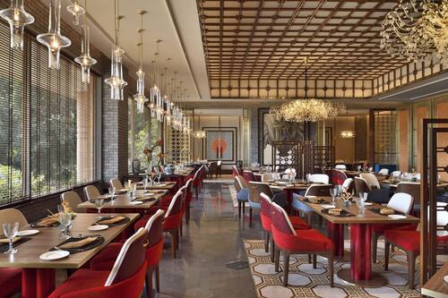 5 restaurants; breakfast, lunch, and dinner served