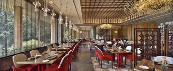 5 restaurants; breakfast, lunch, and dinner served
