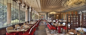 5 restaurants, breakfast served