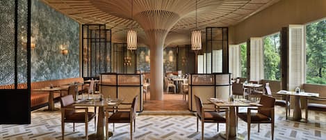 5 restaurants, breakfast served