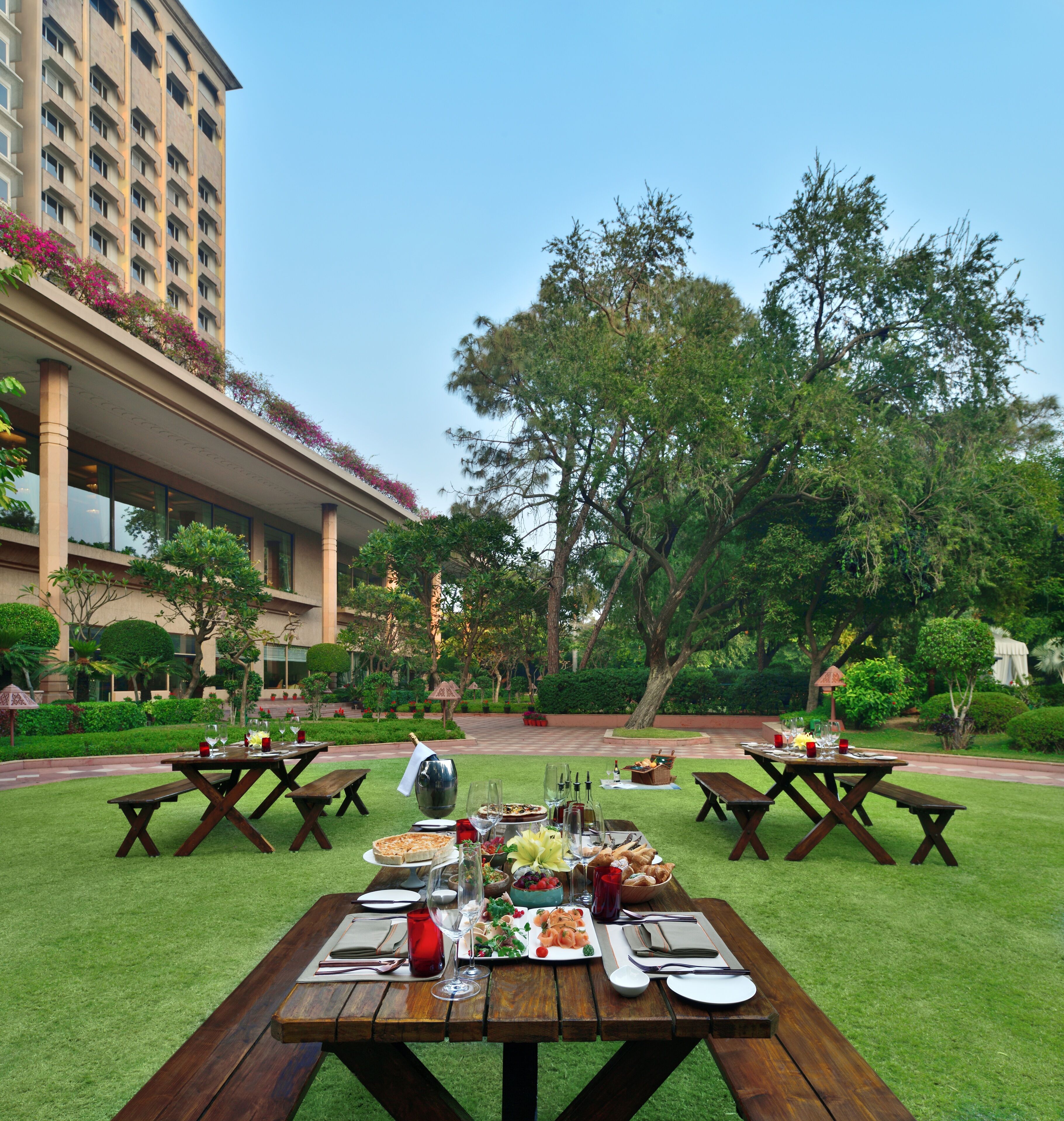 5 restaurants, breakfast served