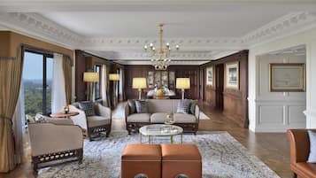 Suite Grand, 1 habitación | Área de sala de estar | Televisión LCD de 49 pulgadas con canales digitales y televisión