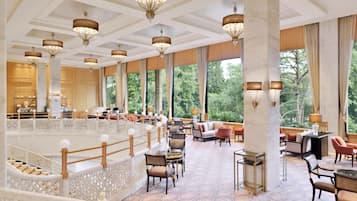 5 か所のレストラン、朝食に営業