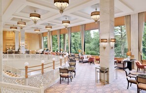 5 restaurants, breakfast served