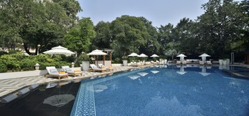 Piscine extérieure, parasols de plage, chaises longues