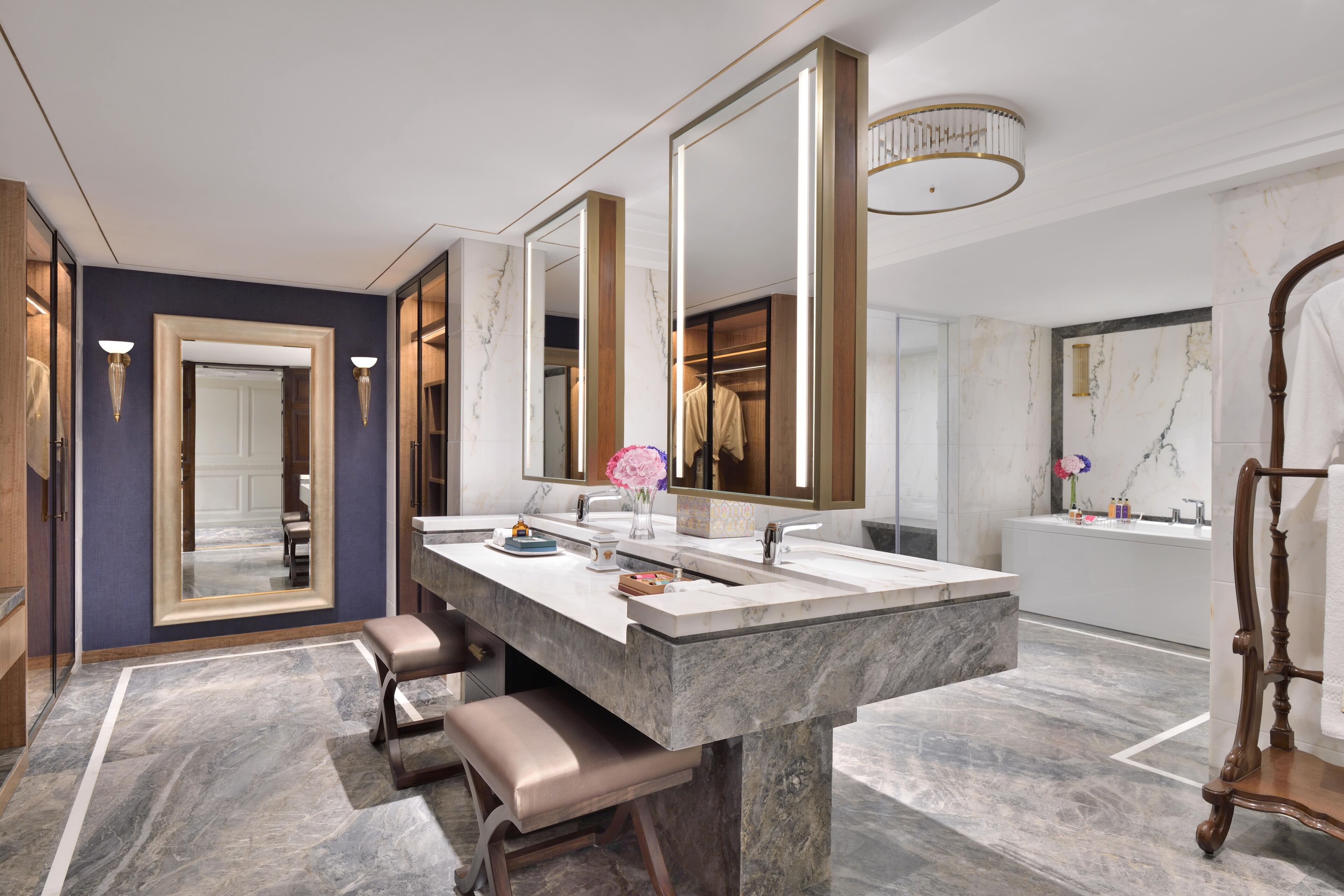 grand suite, 1 bedroom | bathroom | combined shower/bathtub, deep-soaking bathtub, free toiletries