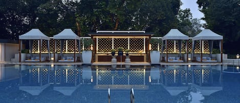 Piscine extérieure, parasols de plage, chaises longues