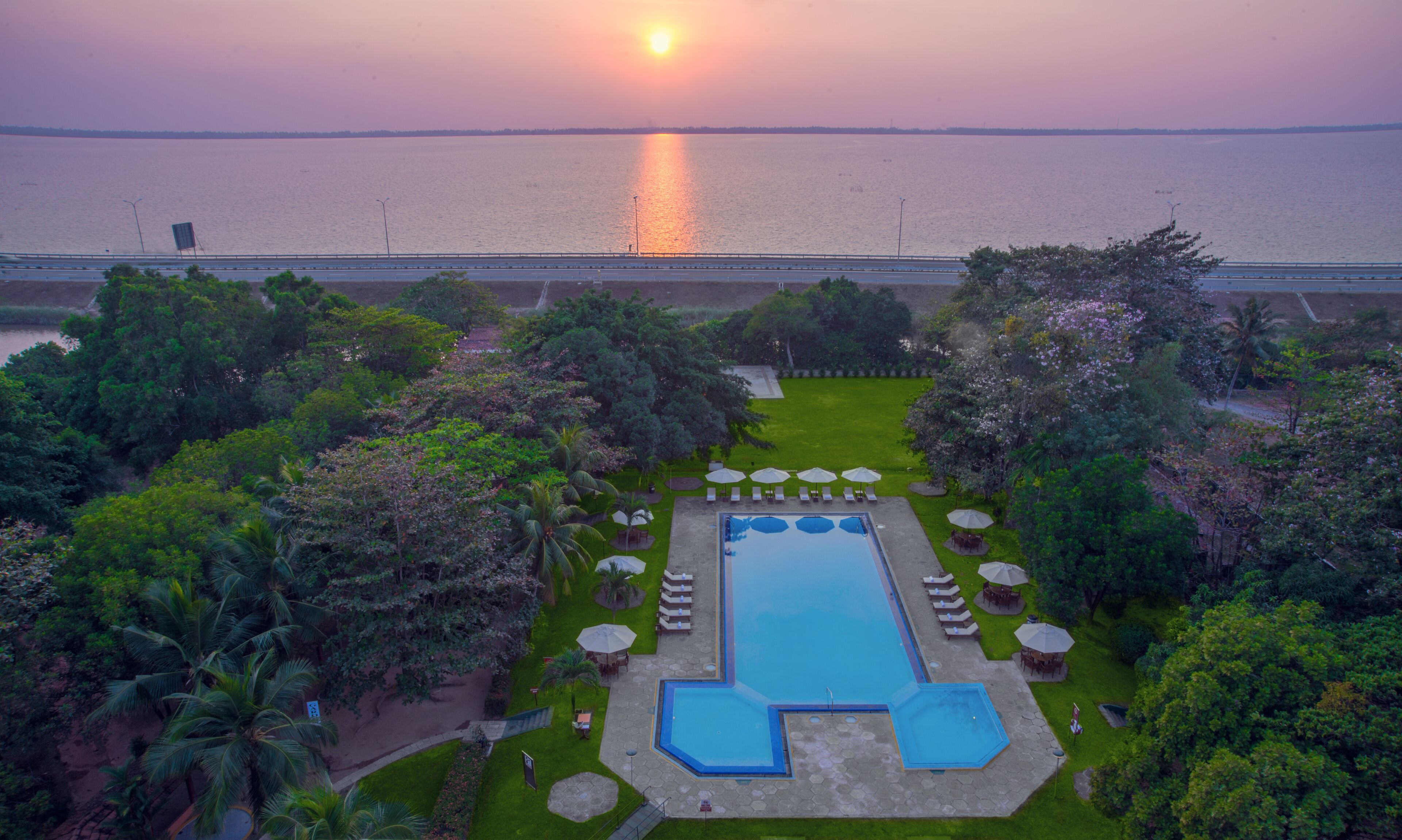 야외 수영장, 07:00 ~ 20:00 오픈, 수영장 파라솔, 시설 내 인명구조원