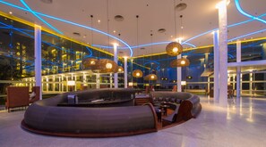 2 quầy bar/khu lounge, quầy bar bên hồ bơi 