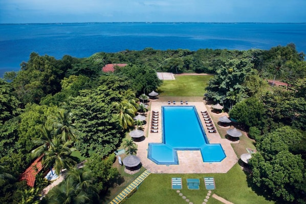 Una piscina al aire libre (de 07:00 a 20:00), sombrillas