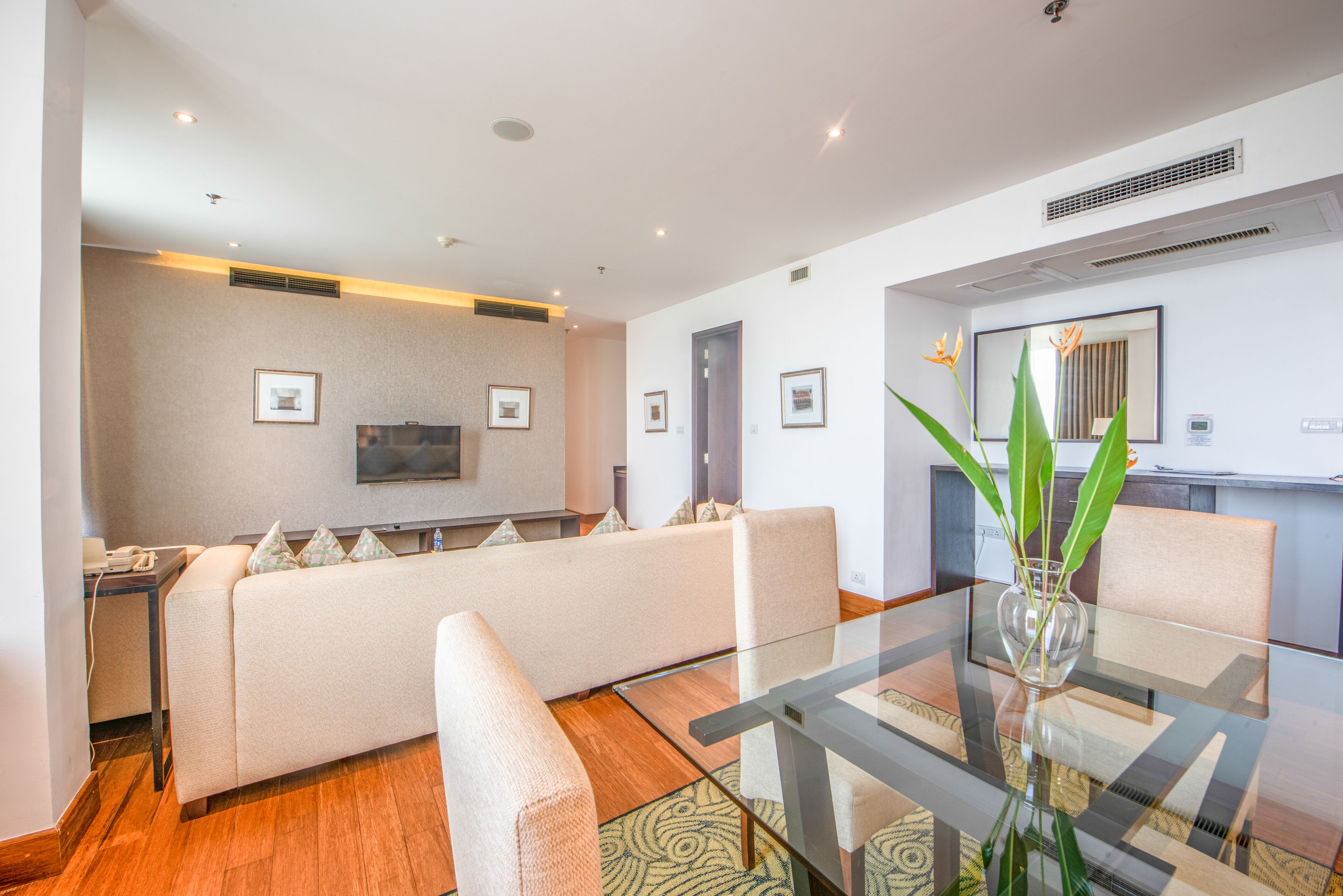 Suite, 1 très grand lit (Vivanta) | Coin séjour