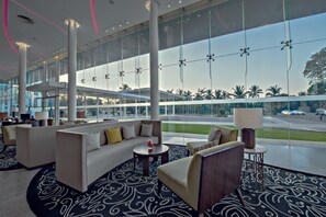 Lobby sitting area - Vivanta Colombo, Airport Garden (Seeduwa - Katunayake)