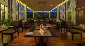 2 bars/lounges, poolside bar