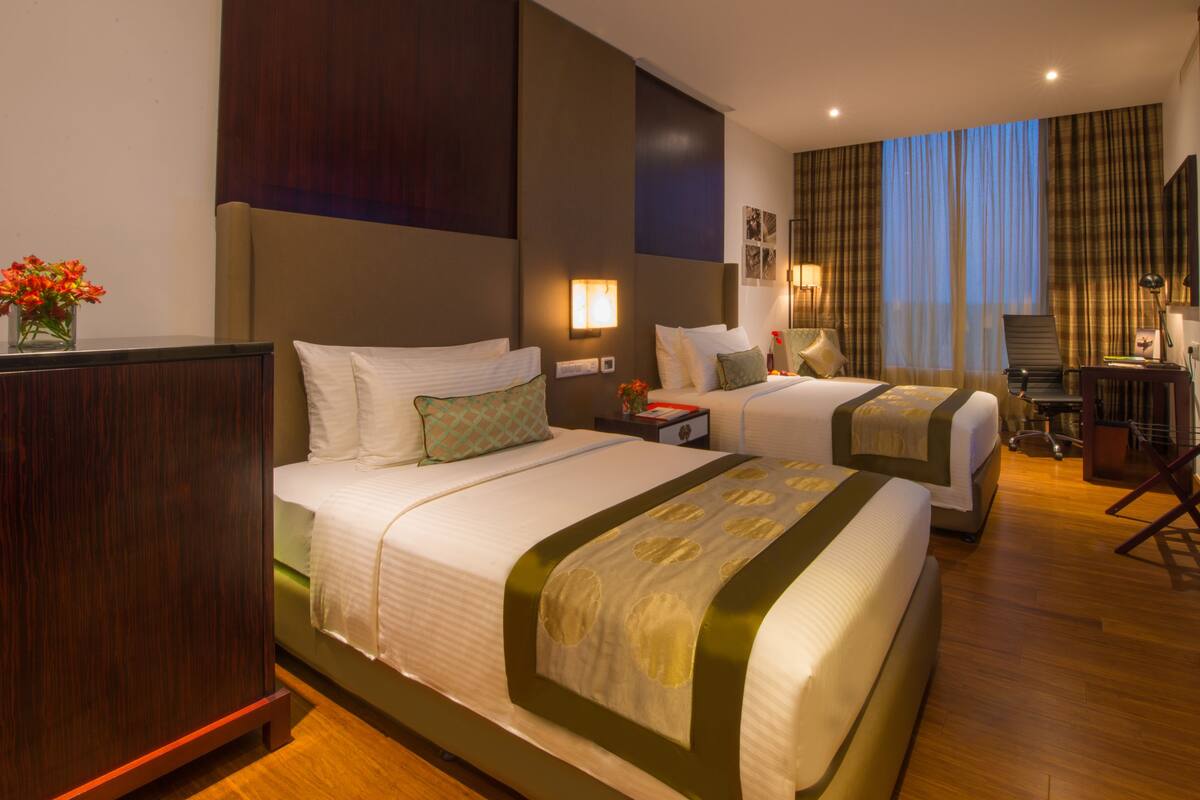 Premium Twin Room | Minibar, in-room safe, desk, laptop workspace