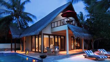 One Bedroom Sunset Beachfront Suite with Pool | Terrasse/Patio