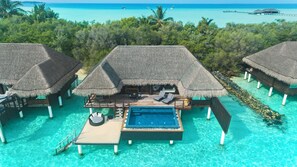 One Bedroom Sunrise Overwater Suite with Pool | Ylelliset vuodevaatteet, memory foam -patjalliset sängyt, minibaari
