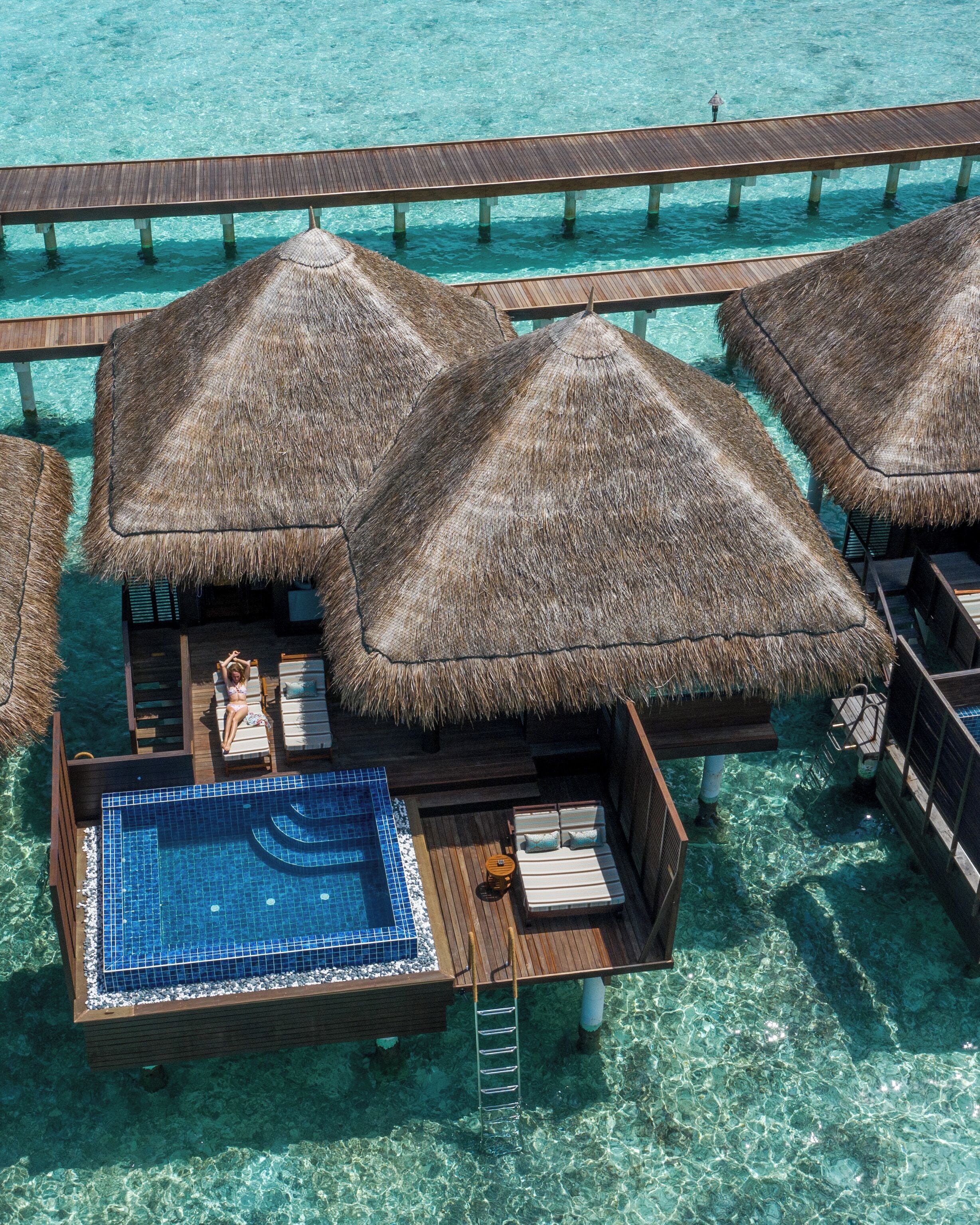 Overwater Villa with Pool | Seprai premium, busa memori, minibar, dan brankas