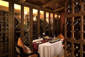 2 restaurants, breakfast, lunch, dinner served; international cuisine