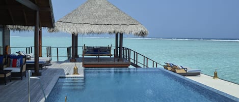 Piscine extérieure, parasols de plage, chaises longues