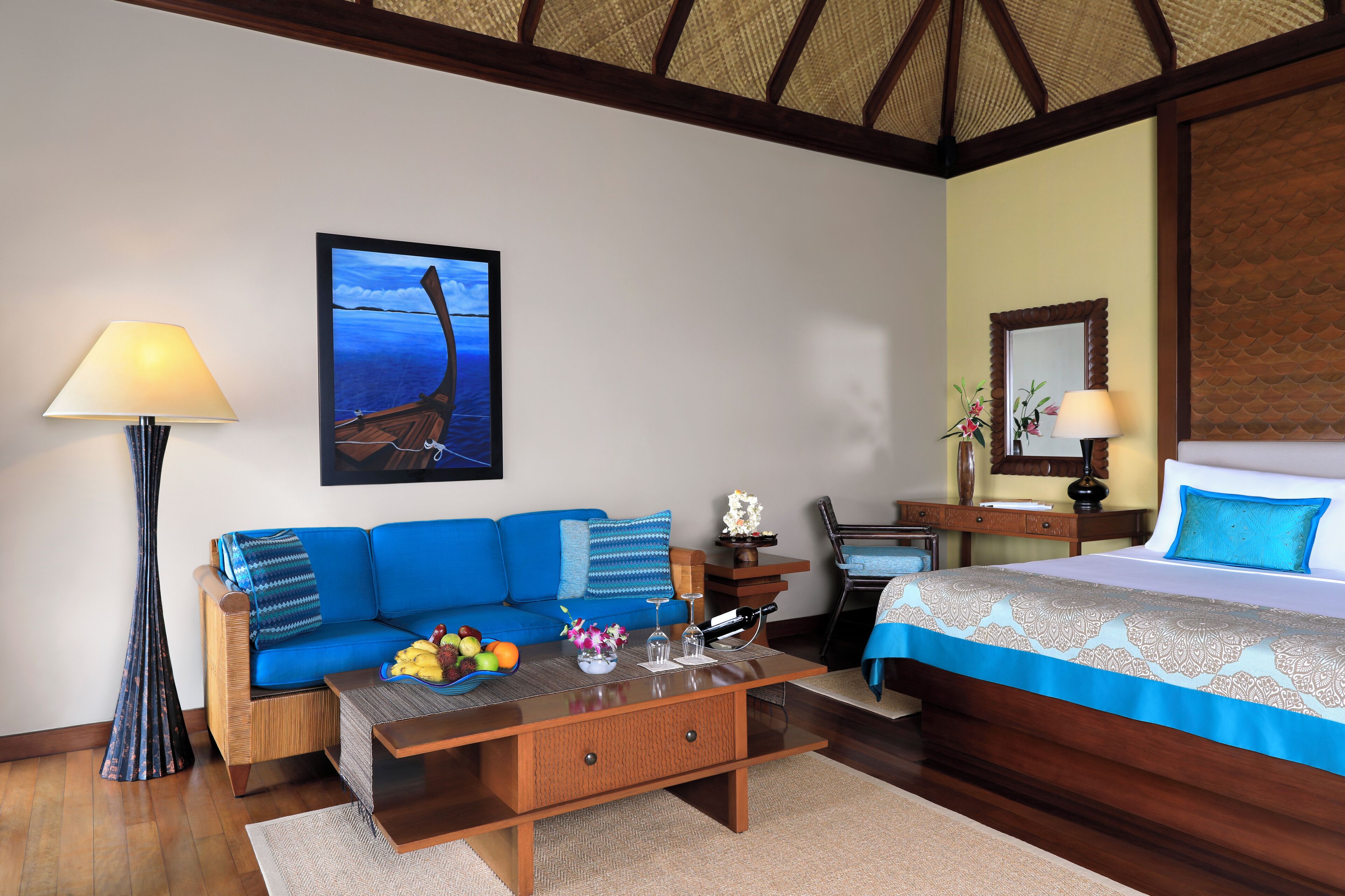 Seprai premium, busa memori, minibar, dan brankas