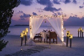 2 restaurants, breakfast, lunch, dinner served; international cuisine 